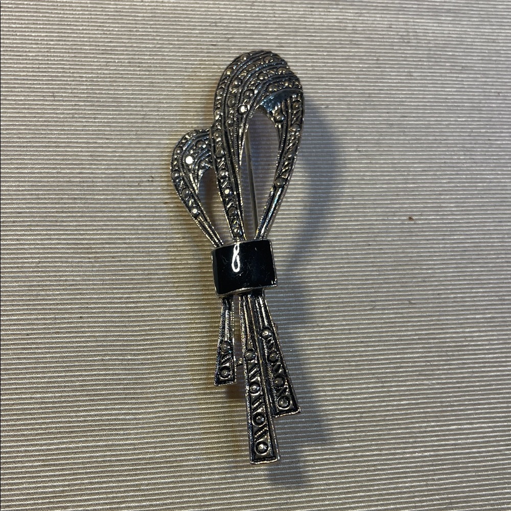 Vintage Chic Silver and Black Bow Brooch new in a gift box